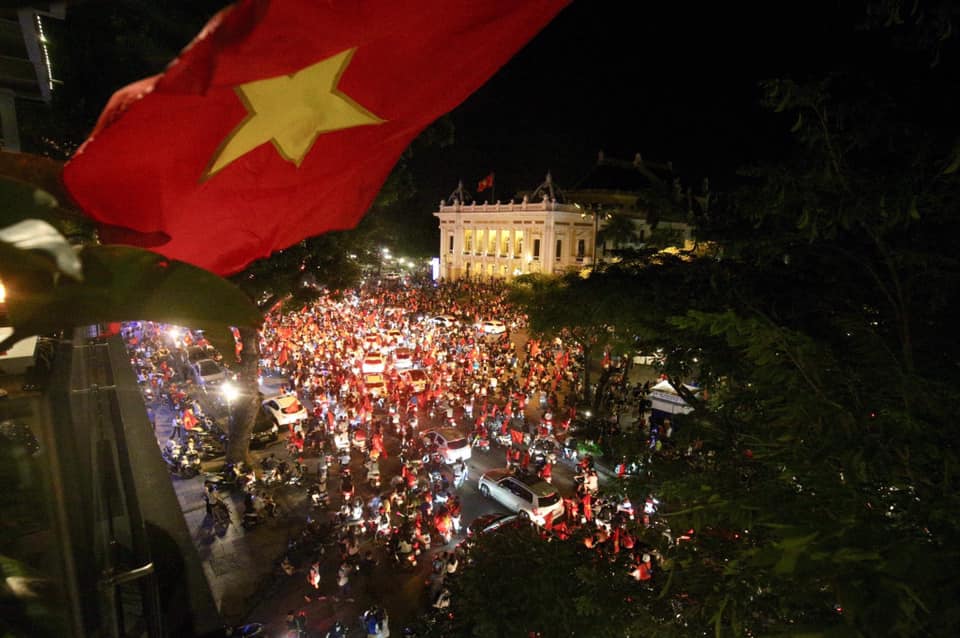 CĐV đổ ra đường "đi bão", cờ đỏ sao vàng nhuộm đỏ phố phường - 12